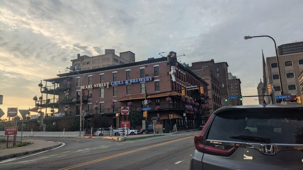 Pearl Street Grill and Brewery exterior picture.
